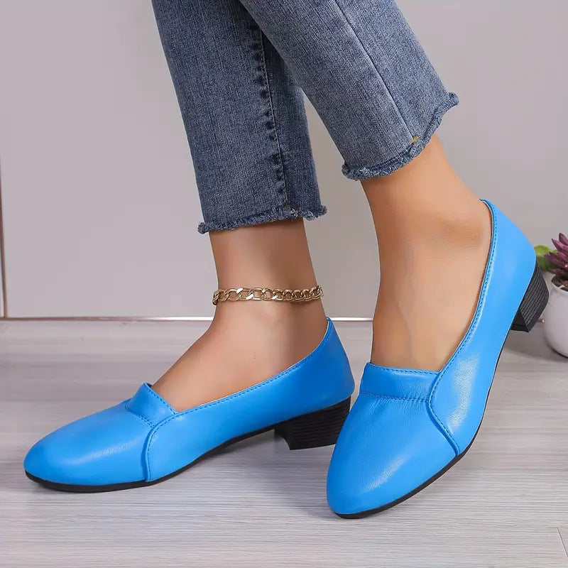 Dam-pumps med spetsig tå, grov klack och slip-on-modell