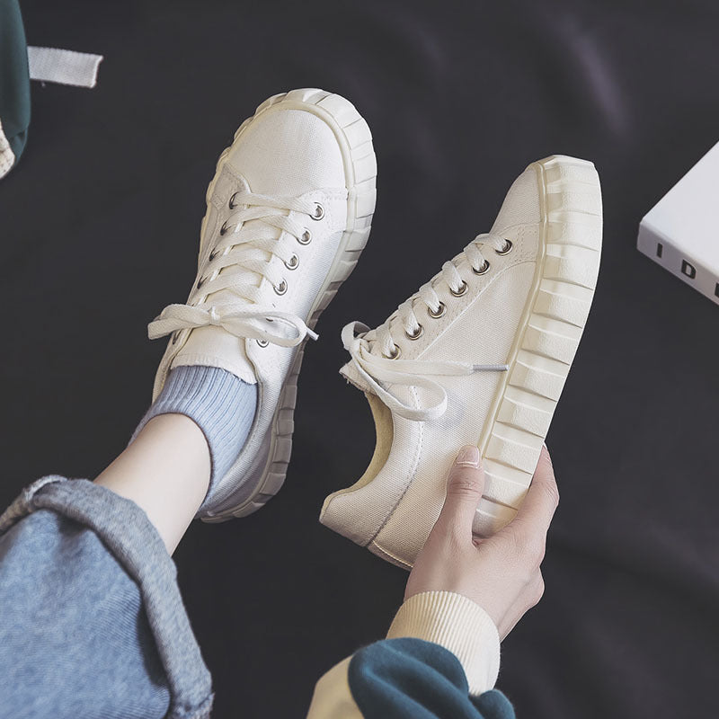 Låga Canvassneakers Med Snörning Och Gummisula För Kvinnor