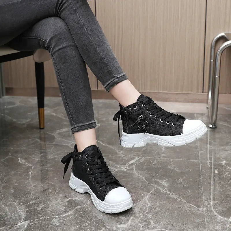 Damplatåsneakers Med Förhöjd Sula, Snörning Och Dragkedja I Sidan