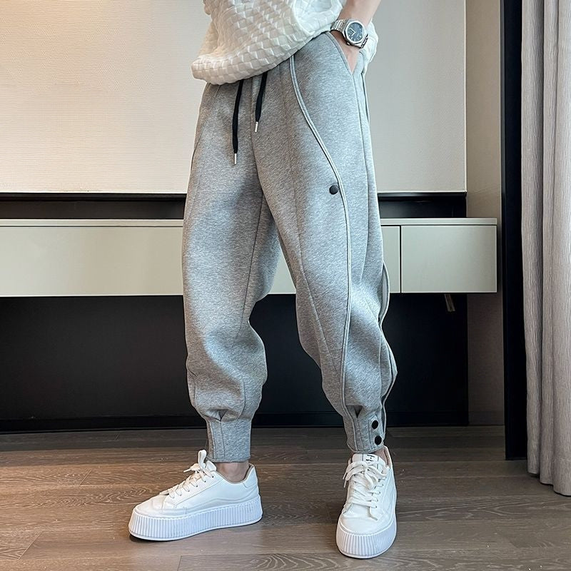 Herr Joggers Med Tapered Passform, Funktionella Fickor Och Knappar Vid Mudd