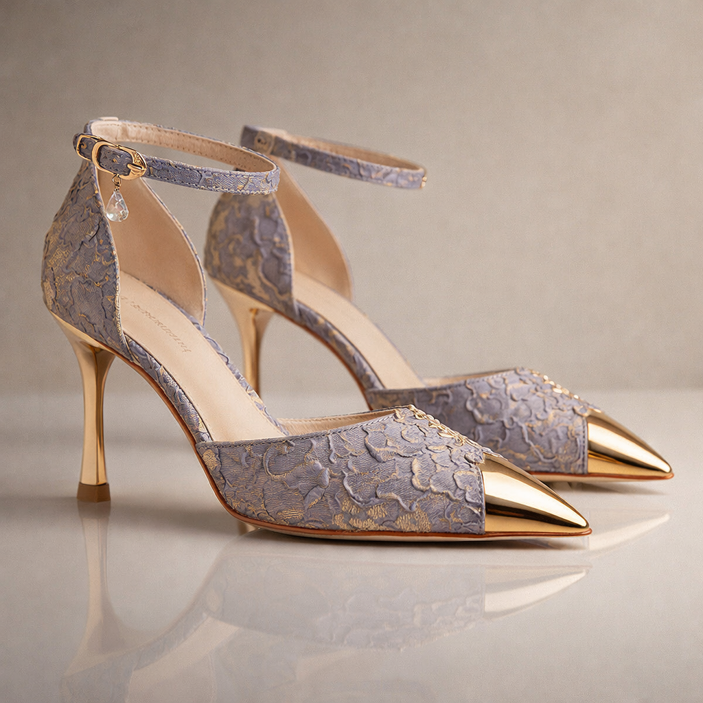 Klackskor med spetsig tå, metalltåhätta, skulpterad stilett och fotledsrem