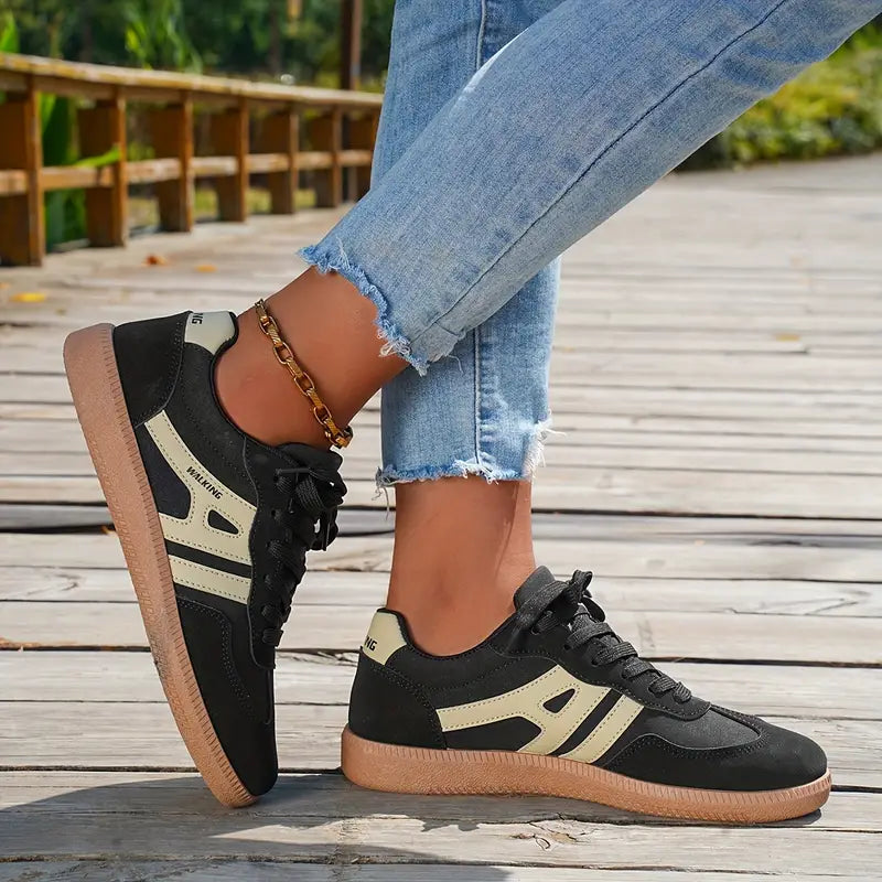 Damsneakers Med Retromönster Och Panelsömmar