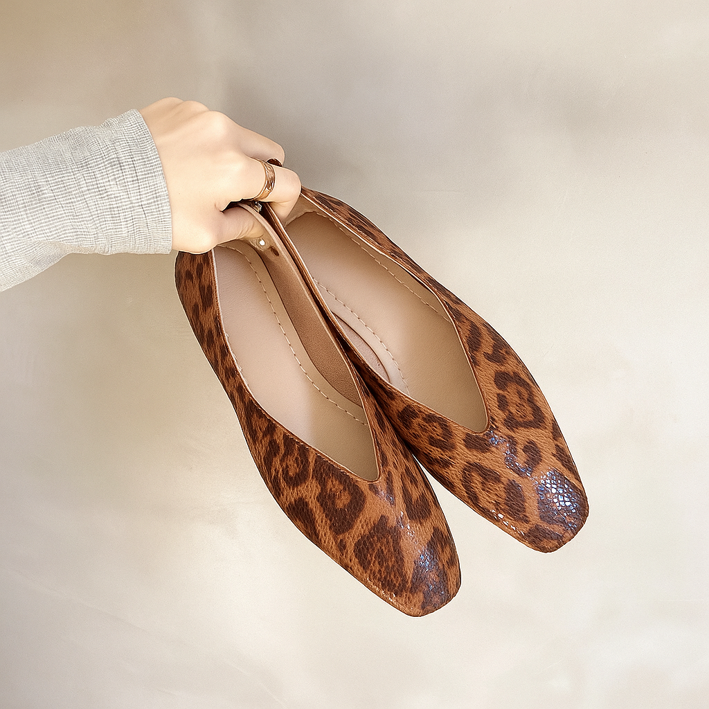 Kvinnors platta skor med leopardmönster och lågskuren design