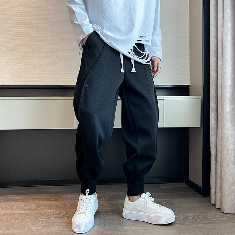Herr Joggers Med Tapered Passform, Funktionella Fickor Och Knappar Vid Mudd