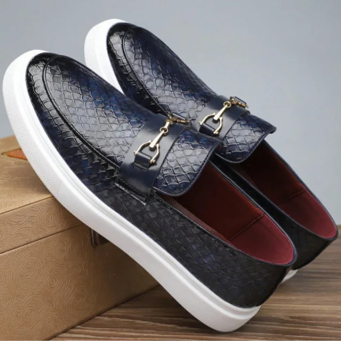 Herrloafers i präglat konstläder med ormskinnstextur och metallspänne