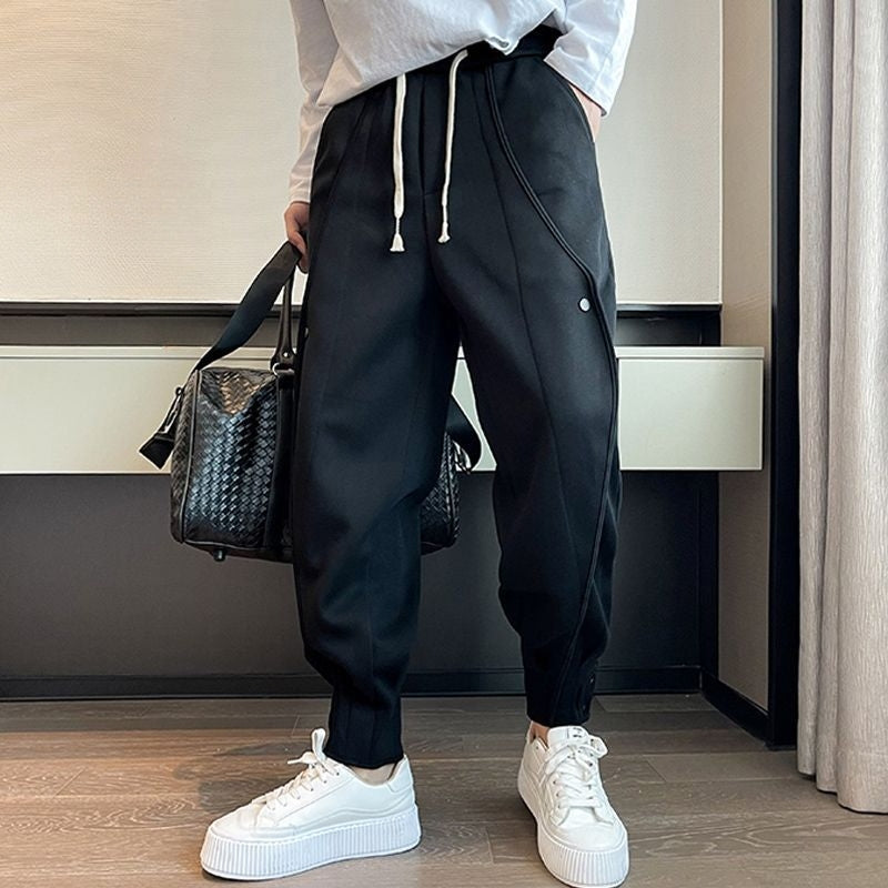 Herr Joggers Med Tapered Passform, Funktionella Fickor Och Knappar Vid Mudd