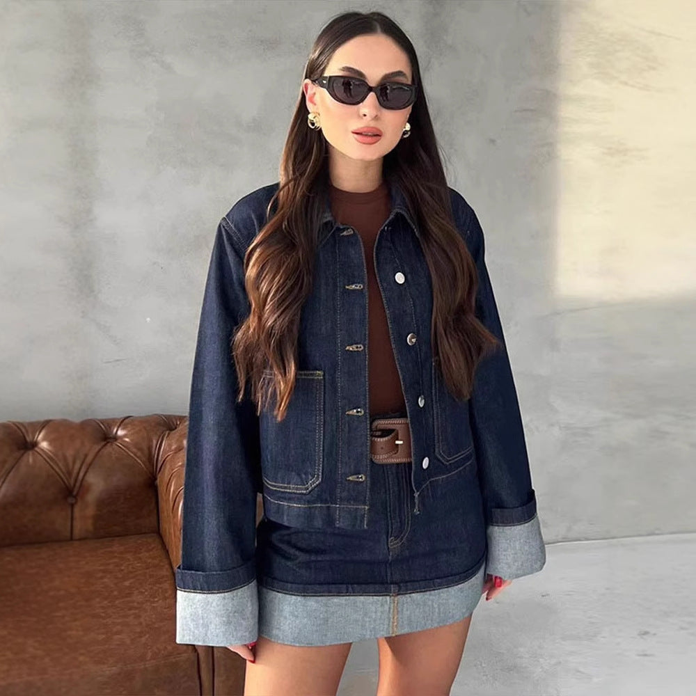 Kort Damjacka I Denimblandning Med Polokrage Och Knappar Framtill