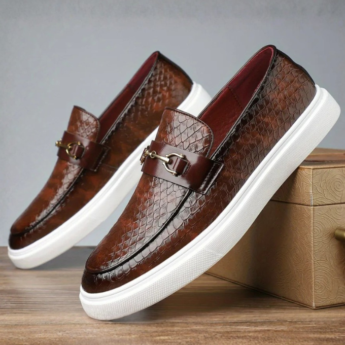 Herrloafers i präglat konstläder med ormskinnstextur och metallspänne