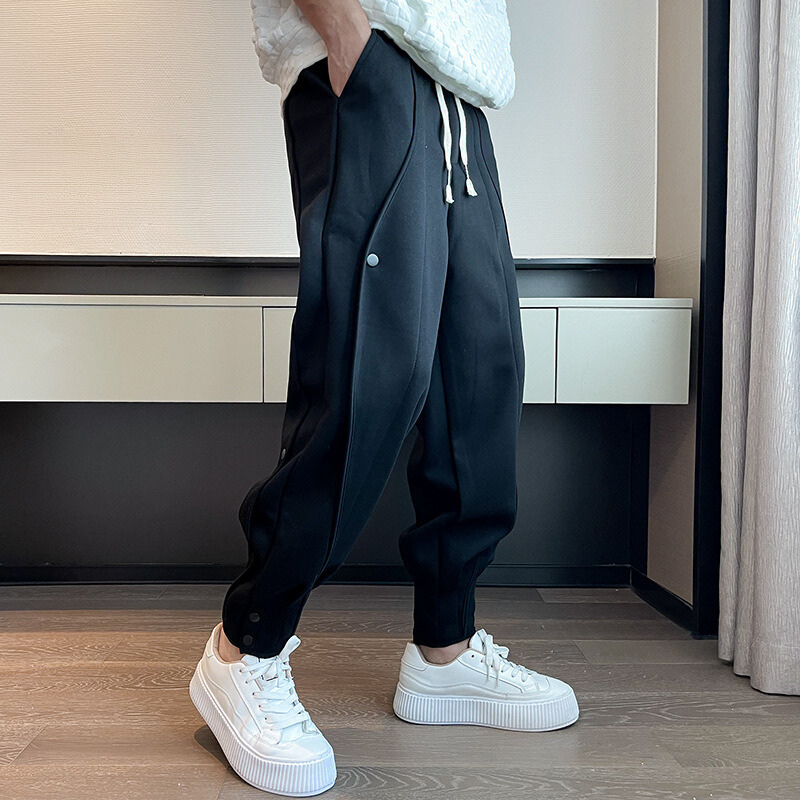 Herr Joggers Med Tapered Passform, Funktionella Fickor Och Knappar Vid Mudd