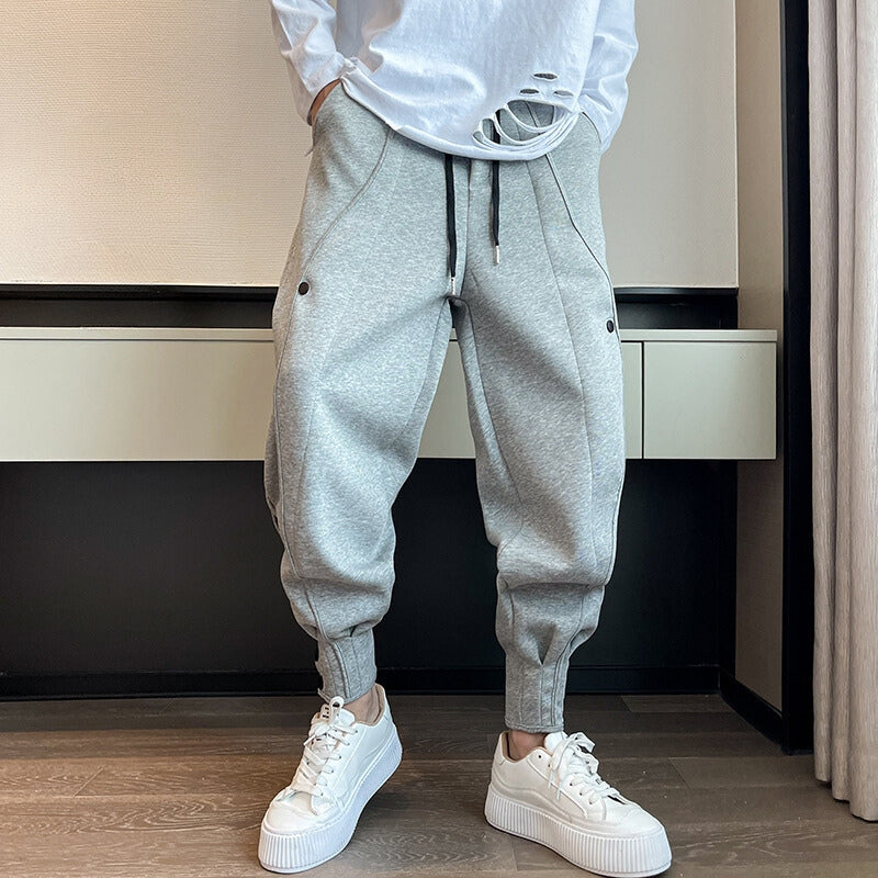 Herr Joggers Med Tapered Passform, Funktionella Fickor Och Knappar Vid Mudd