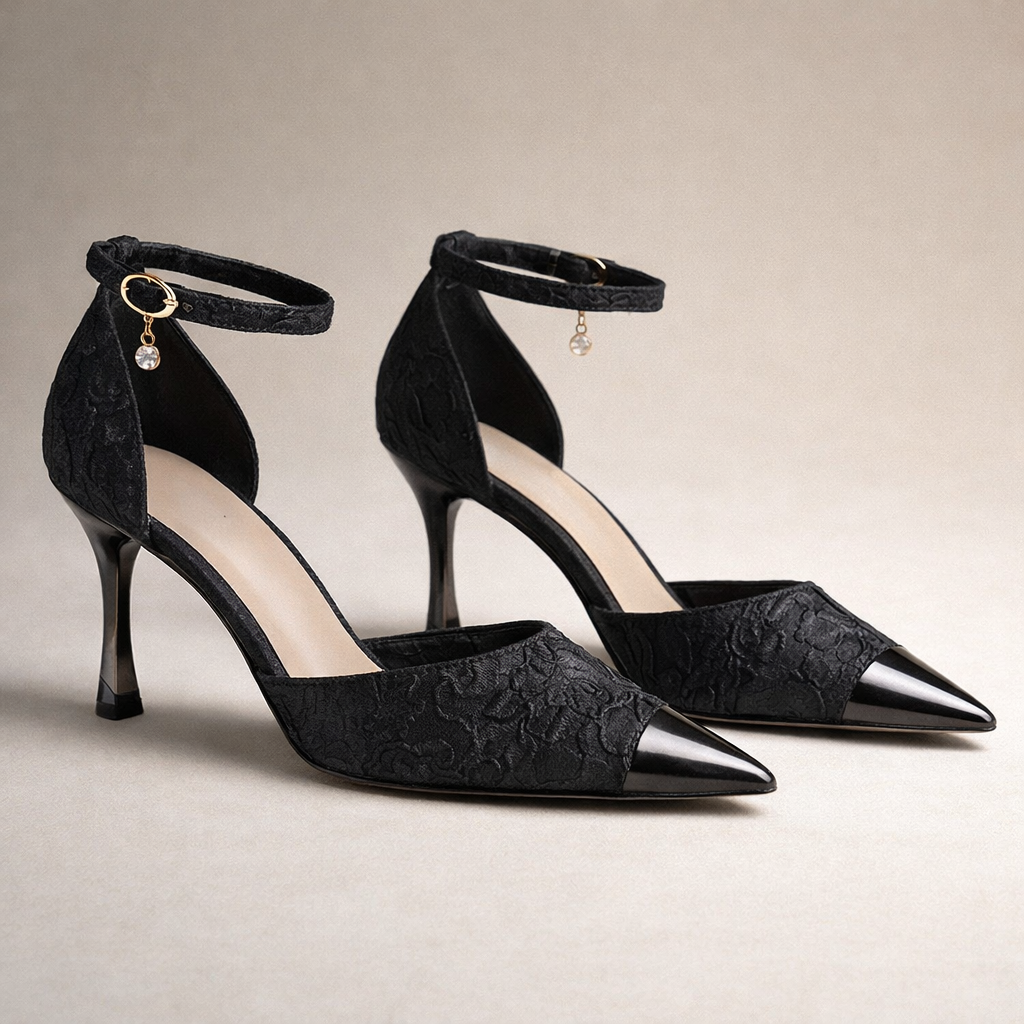 Klackskor med spetsig tå, metalltåhätta, skulpterad stilett och fotledsrem