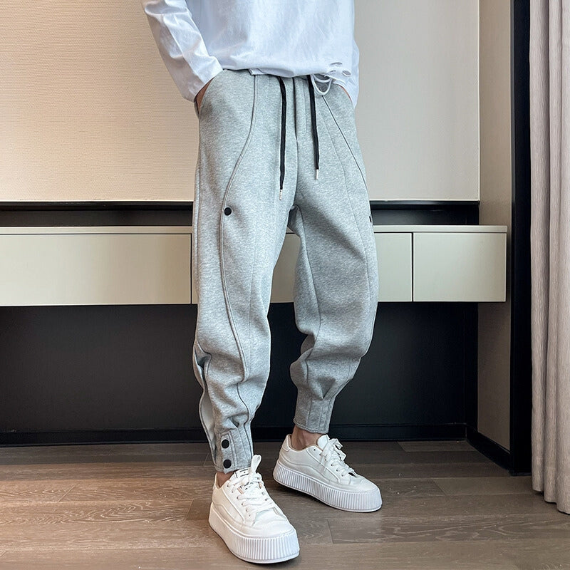 Herr Joggers Med Tapered Passform, Funktionella Fickor Och Knappar Vid Mudd