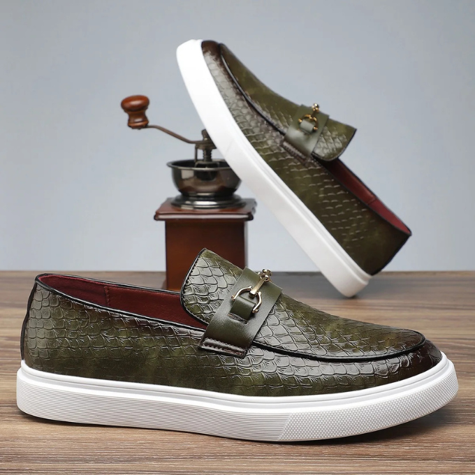 Herrloafers i präglat konstläder med ormskinnstextur och metallspänne