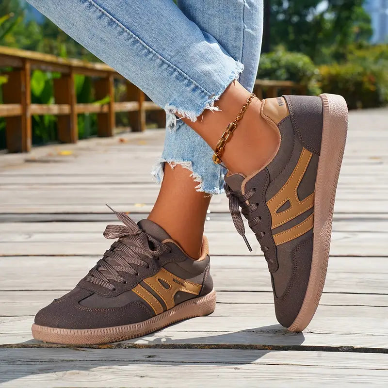 Damsneakers Med Retromönster Och Panelsömmar