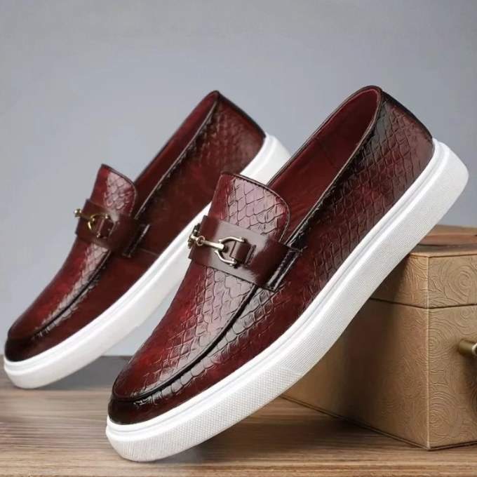 Herrloafers i präglat konstläder med ormskinnstextur och metallspänne