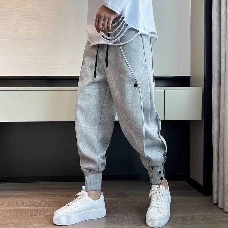 Herr Joggers Med Tapered Passform, Funktionella Fickor Och Knappar Vid Mudd