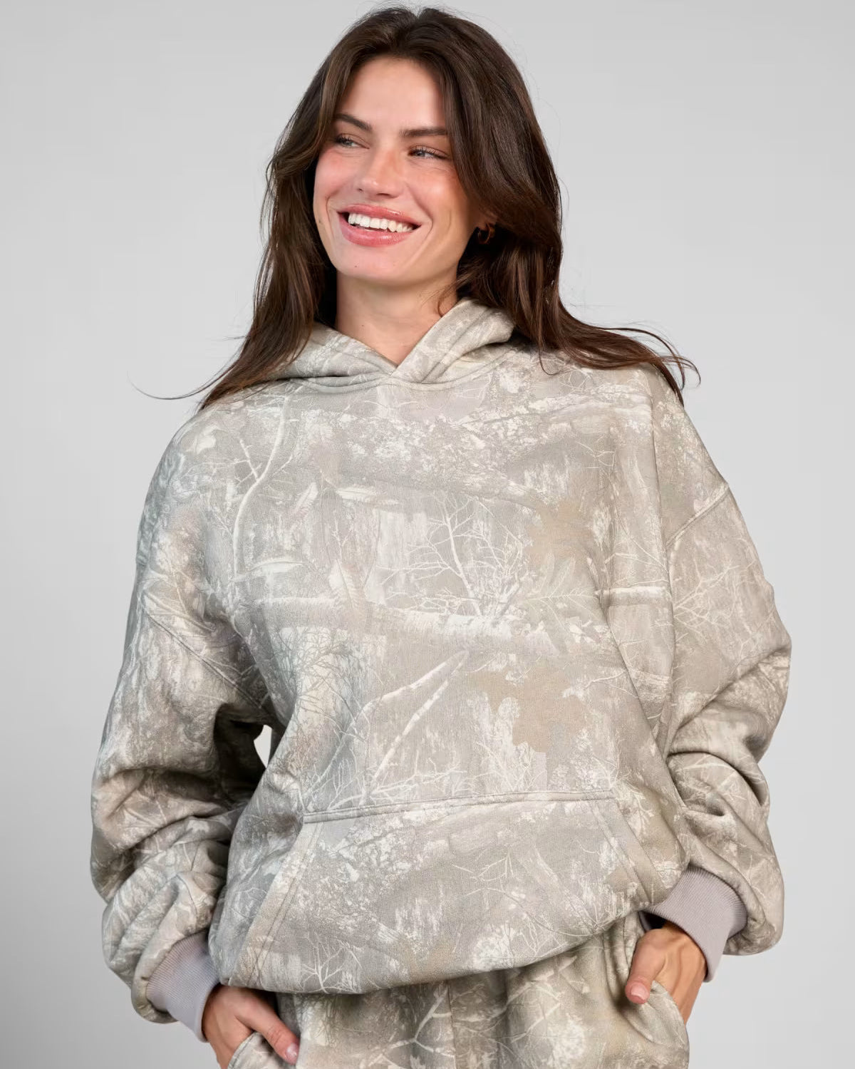 Damhuvtröja Med Kamouflagetryck Och Justerbar Huva