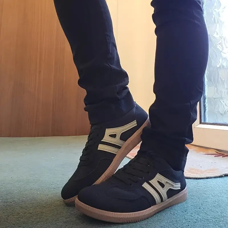 Damsneakers Med Retromönster Och Panelsömmar