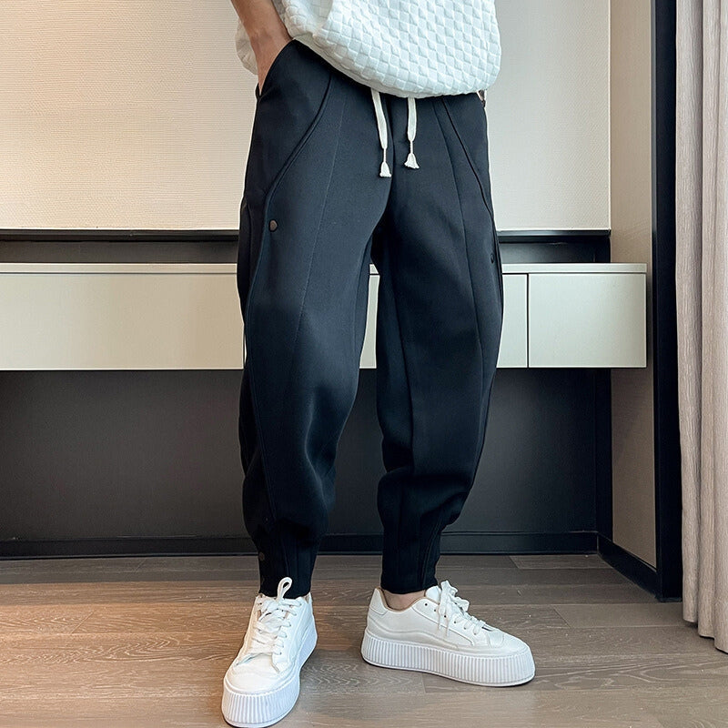 Herr Joggers Med Tapered Passform, Funktionella Fickor Och Knappar Vid Mudd