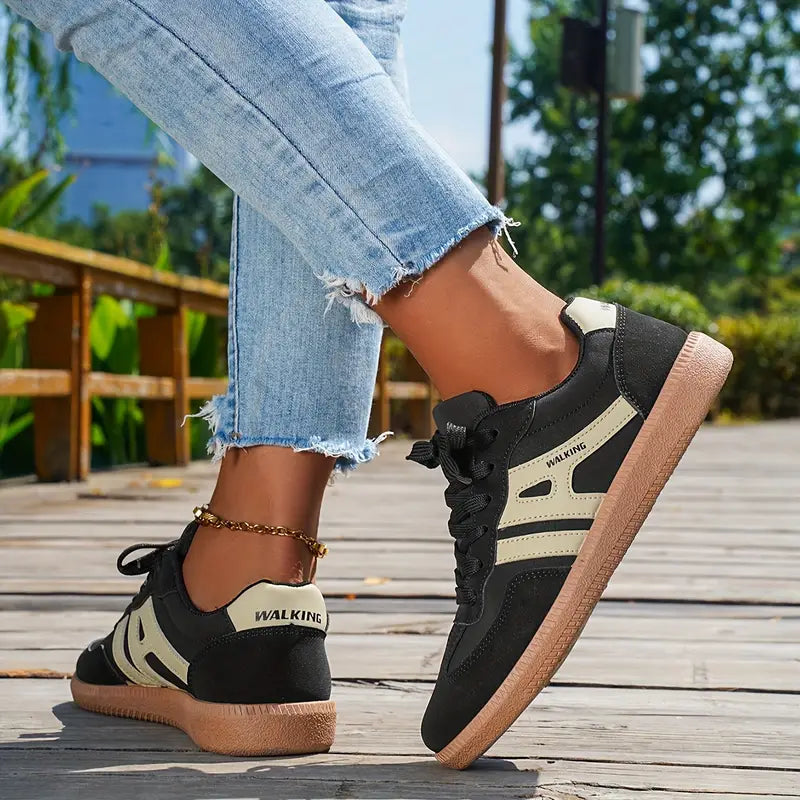 Damsneakers Med Retromönster Och Panelsömmar