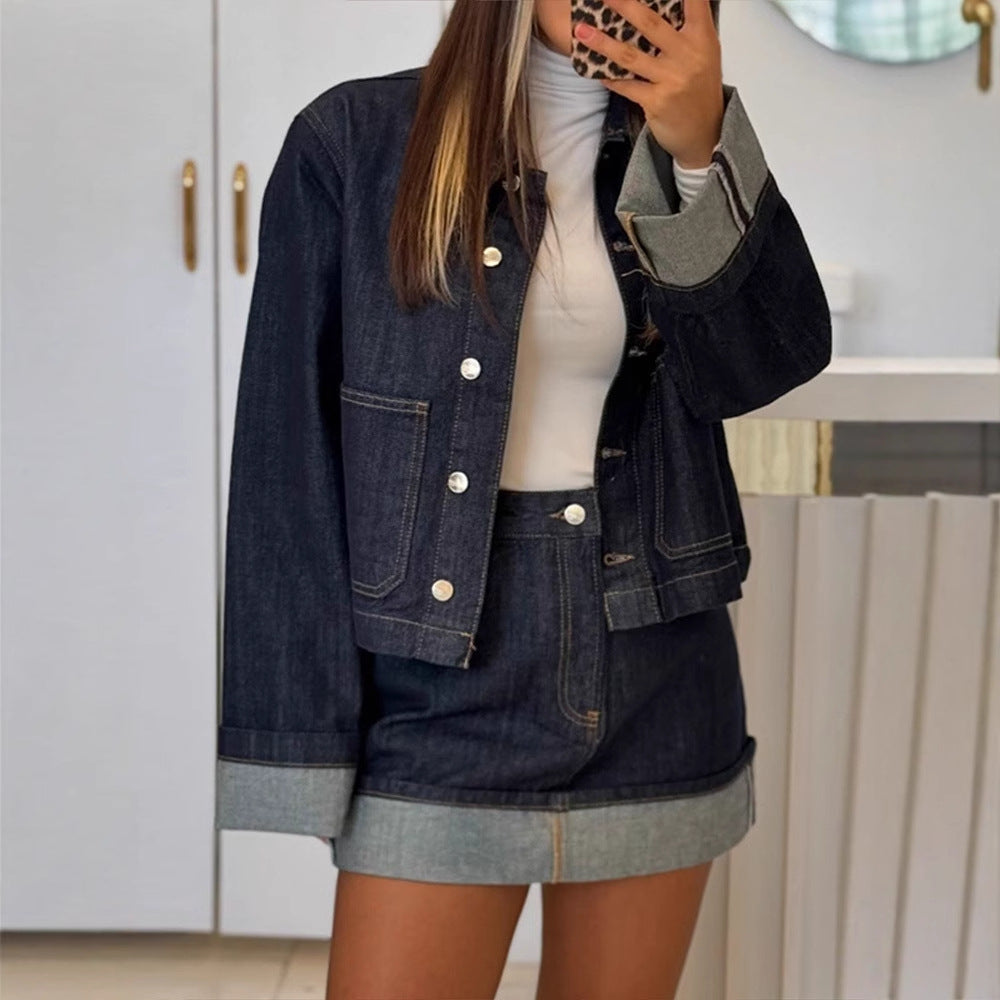 Kort Damjacka I Denimblandning Med Polokrage Och Knappar Framtill