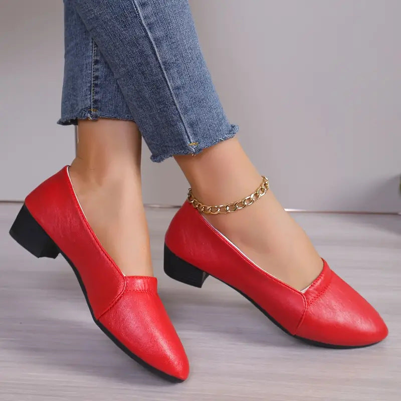 Dam-pumps med spetsig tå, grov klack och slip-on-modell