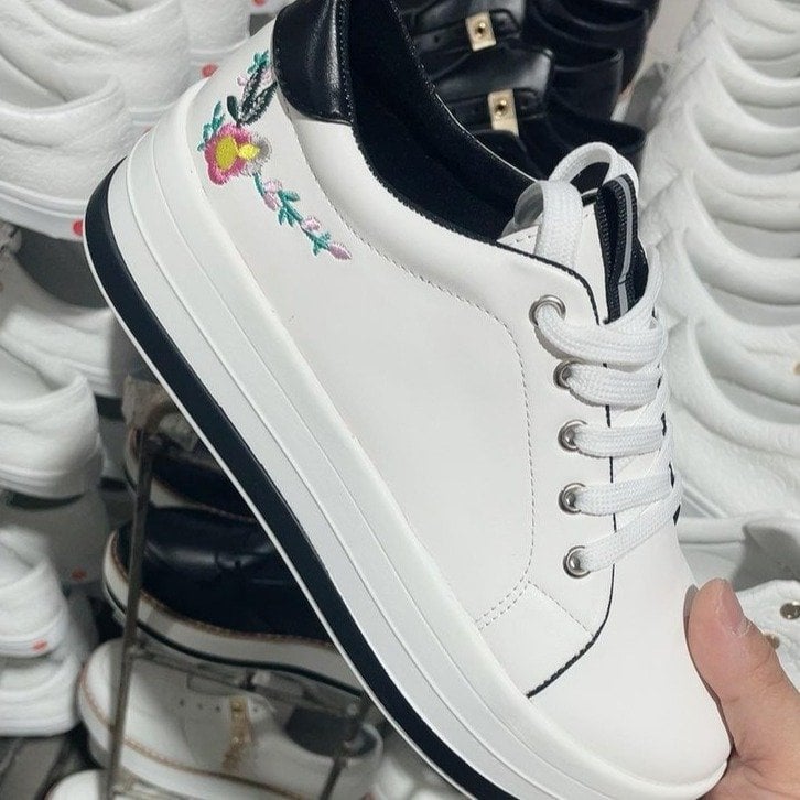 Damplattformsneakers Med Blommig Broderi Och Rund Tå Med Snörning