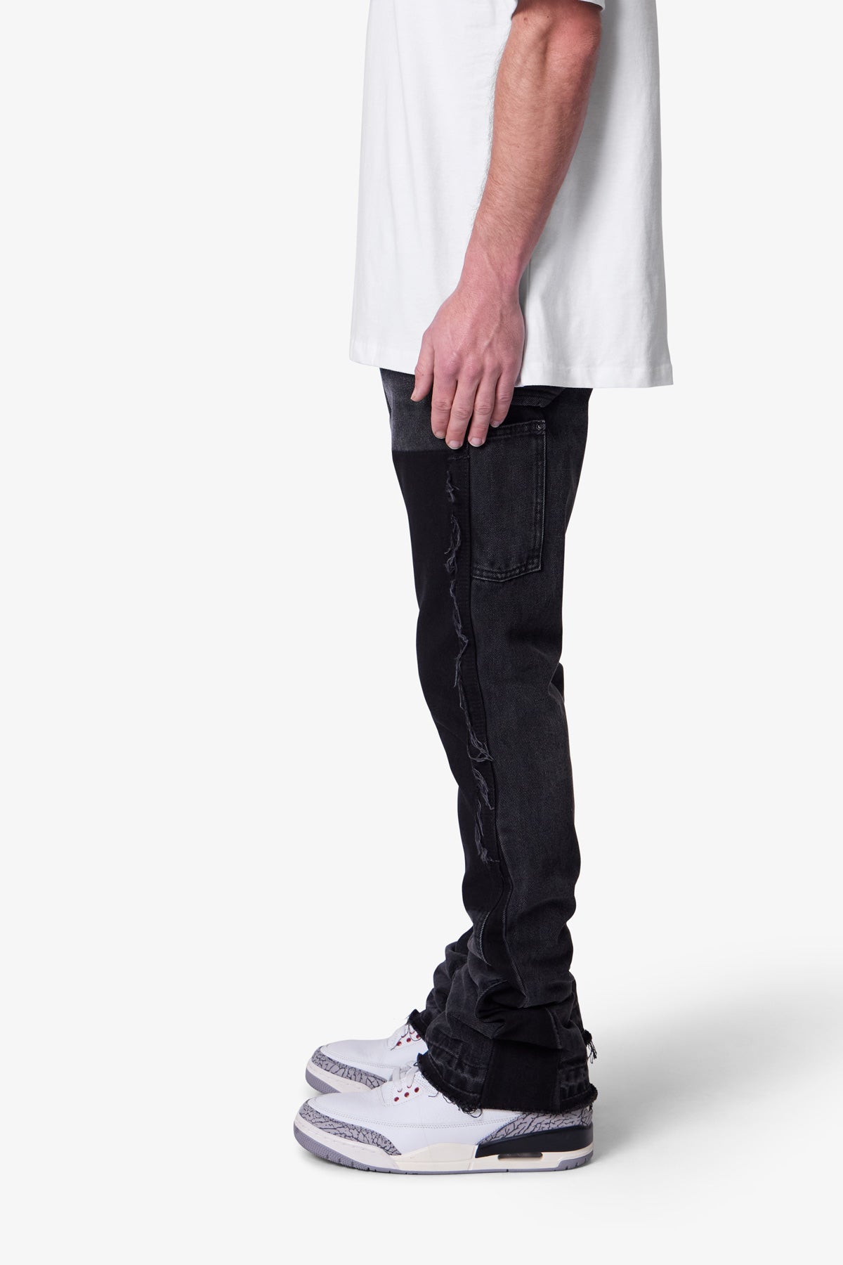Svarta Flare Jeans Med Smal Passform, Paneldesign, Tvättad Finish, Rå Fåll