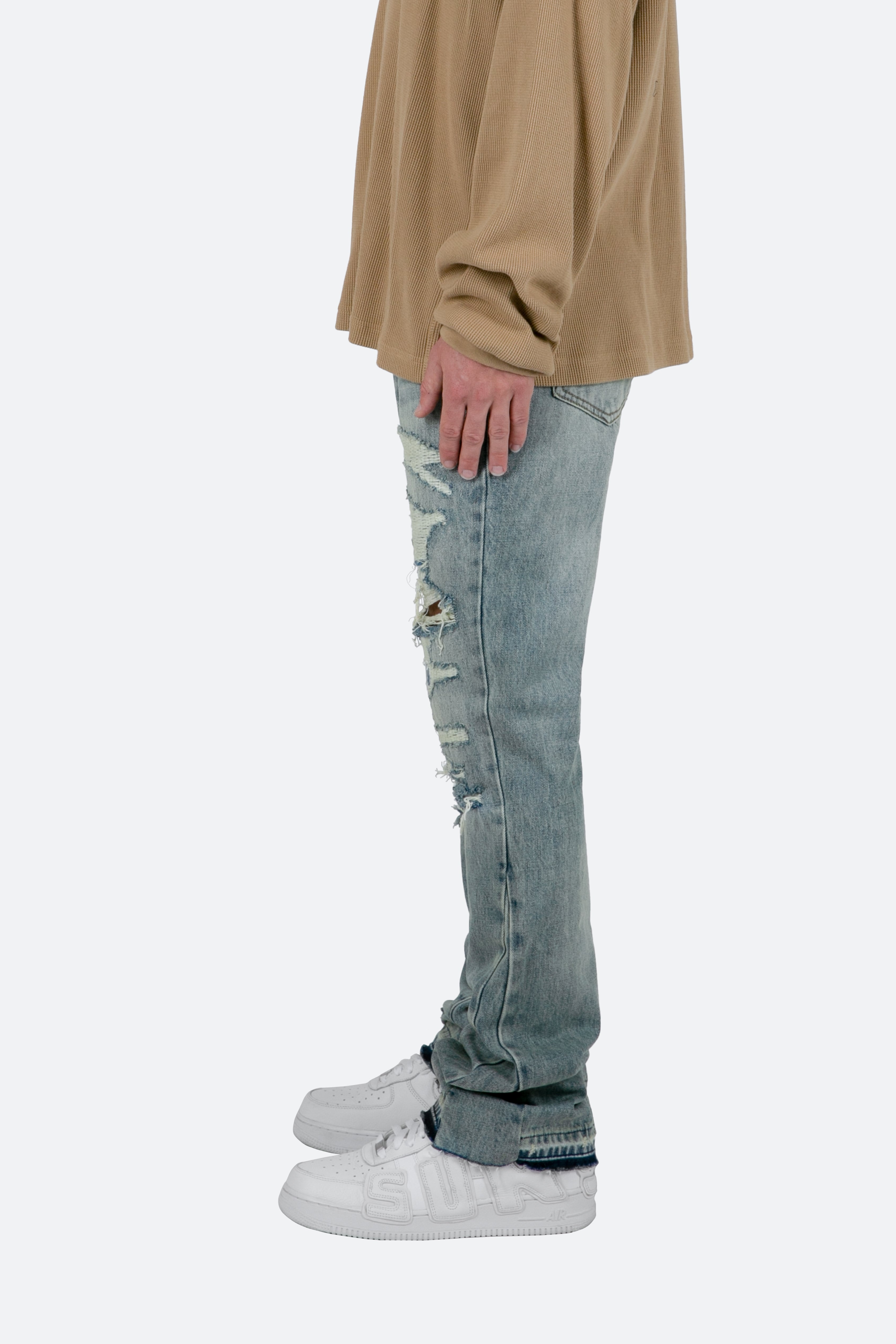 Herr Flare Jeans I Tvättad Blå Denimmodell Med Smala Lår, Paneldesign, Sliten Rå Fåll