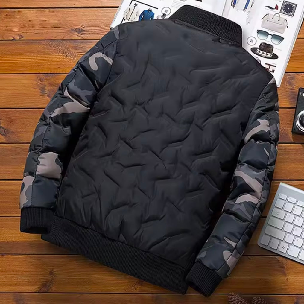 Quiltad Jacka för Herr med Camouflagemönstrade Ärmar och Ribbstickade Muddar
