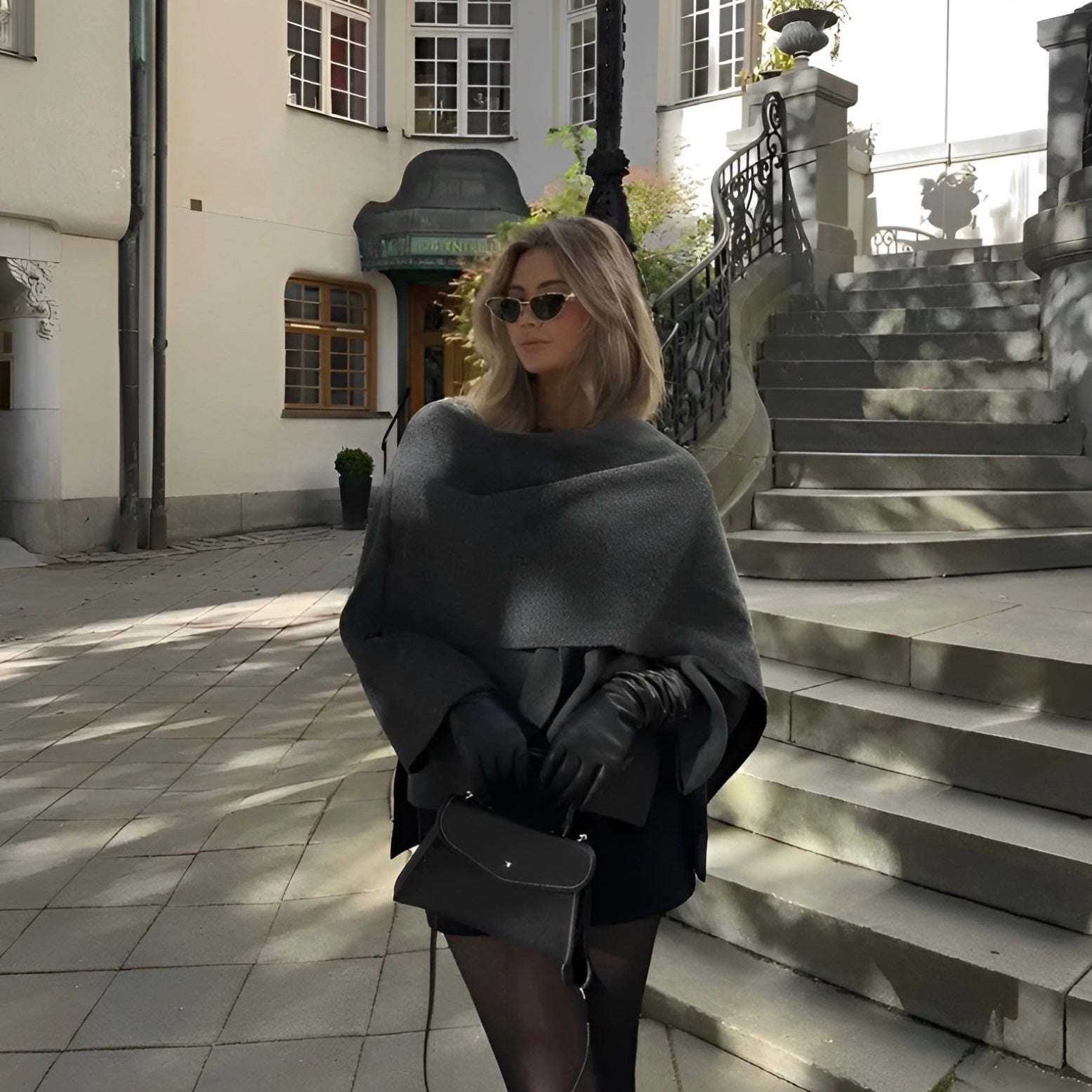 Damvinterkappa Med Asymmetrisk Design Och Draperad Passform