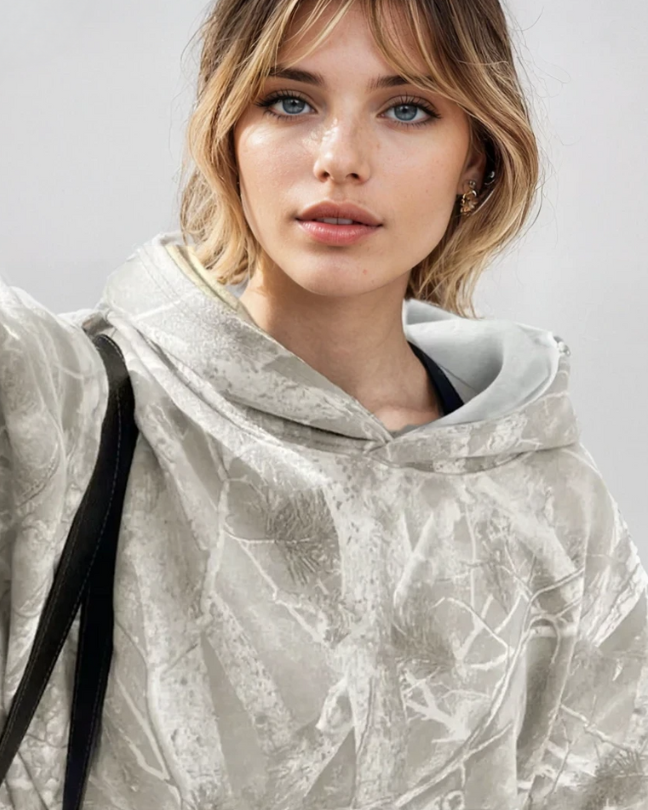 Damhuvtröja Med Kamouflagetryck Och Justerbar Huva