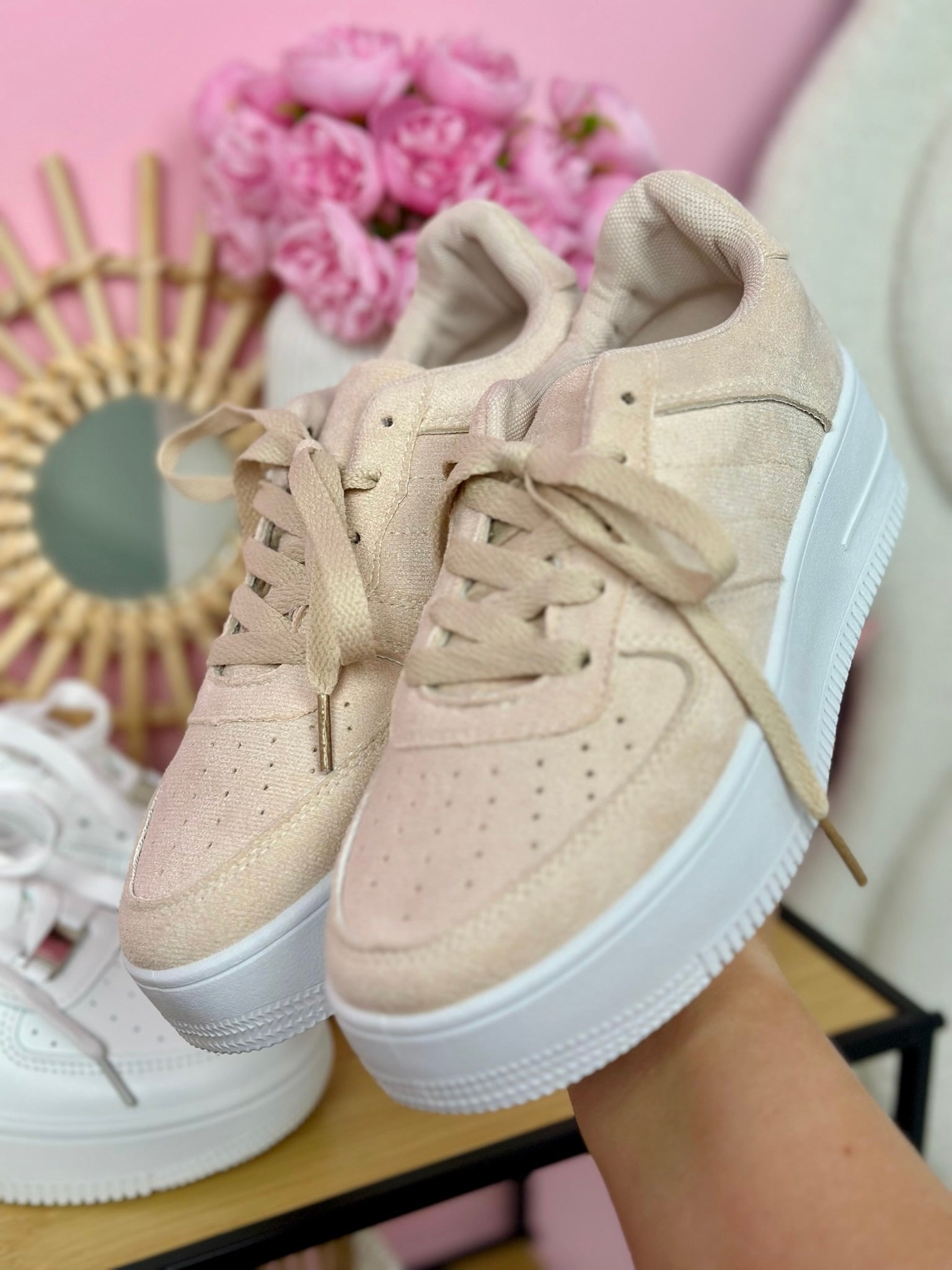 Damsneakers I Platå I Beige Mocka Med Vardagsdesign