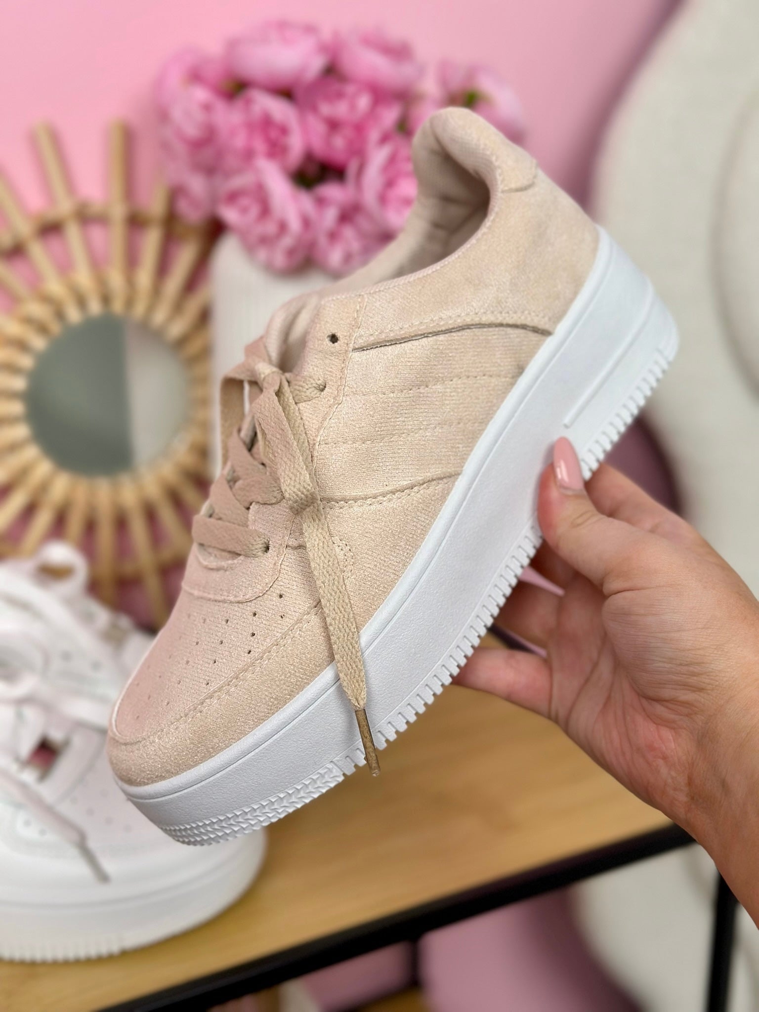 Damsneakers I Platå I Beige Mocka Med Vardagsdesign