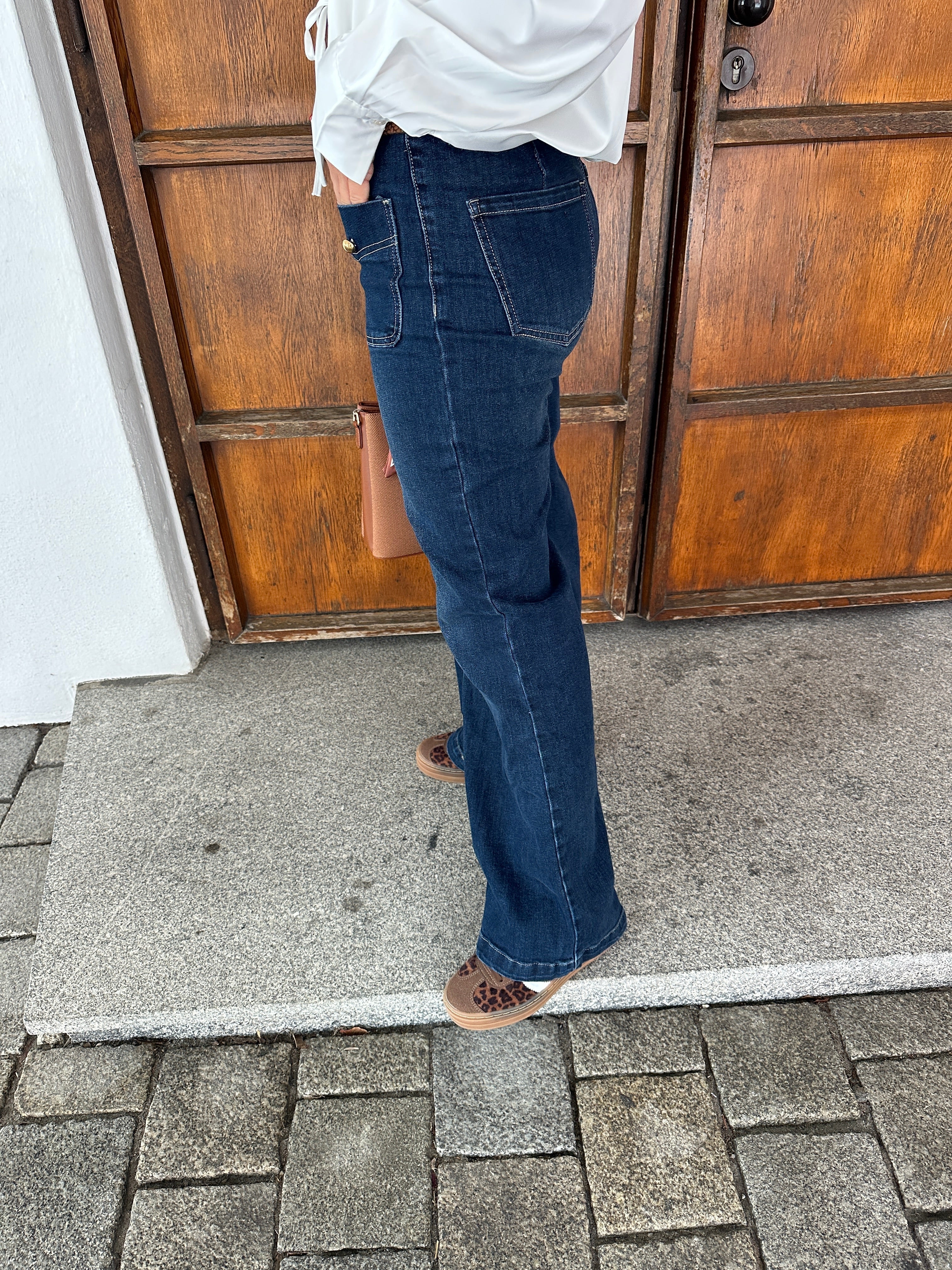 Damjeans Med Vida Ben Och Hög Midja, Guldknappar Framtill