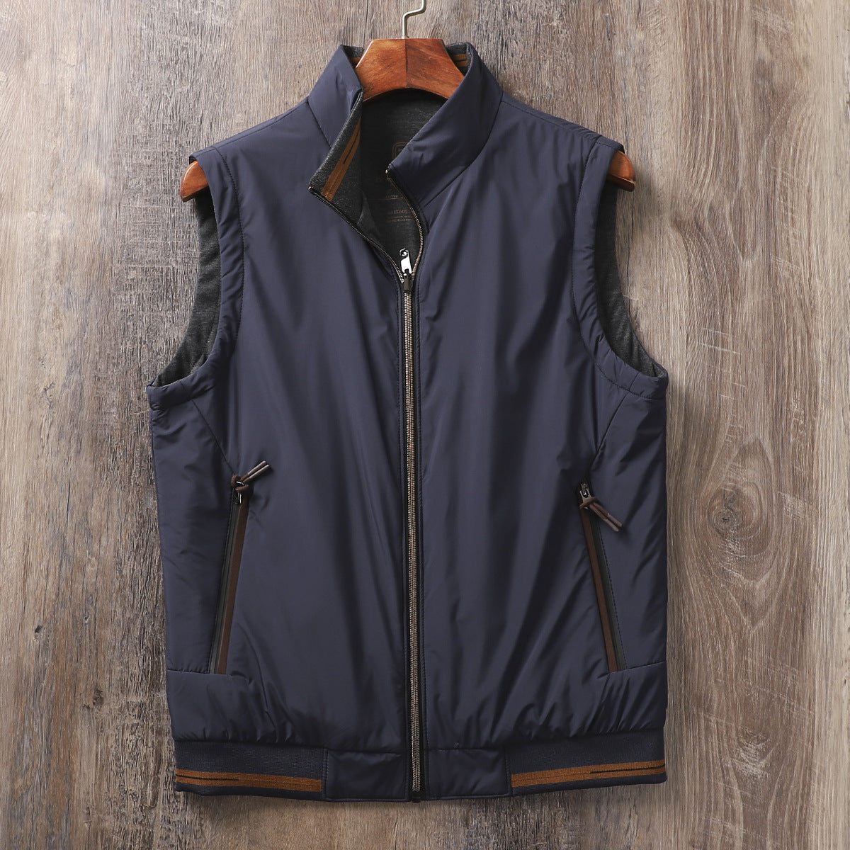 Herrväst Med Lätt Konstruktion Och Vändbar Design Med Termiskt Foder Och Resistent Yttermaterial