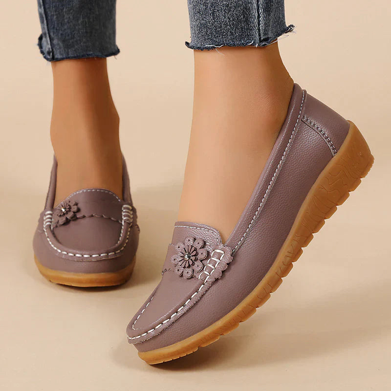 Sommarslip-on sandaler för kvinnor med stöd för hålfoten och låg kilklack