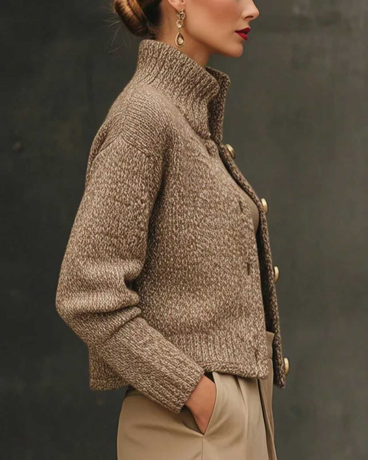 Kvinnors vinterjacka med skräddarsydd passform, kort längd och knäppning