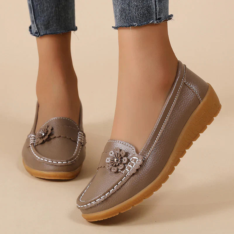 Sommarslip-on sandaler för kvinnor med stöd för hålfoten och låg kilklack