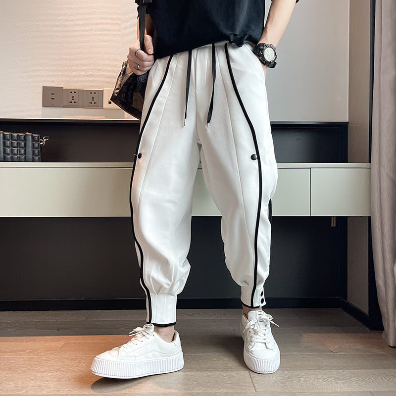 Herr Joggers Med Tapered Passform, Funktionella Fickor Och Knappar Vid Mudd