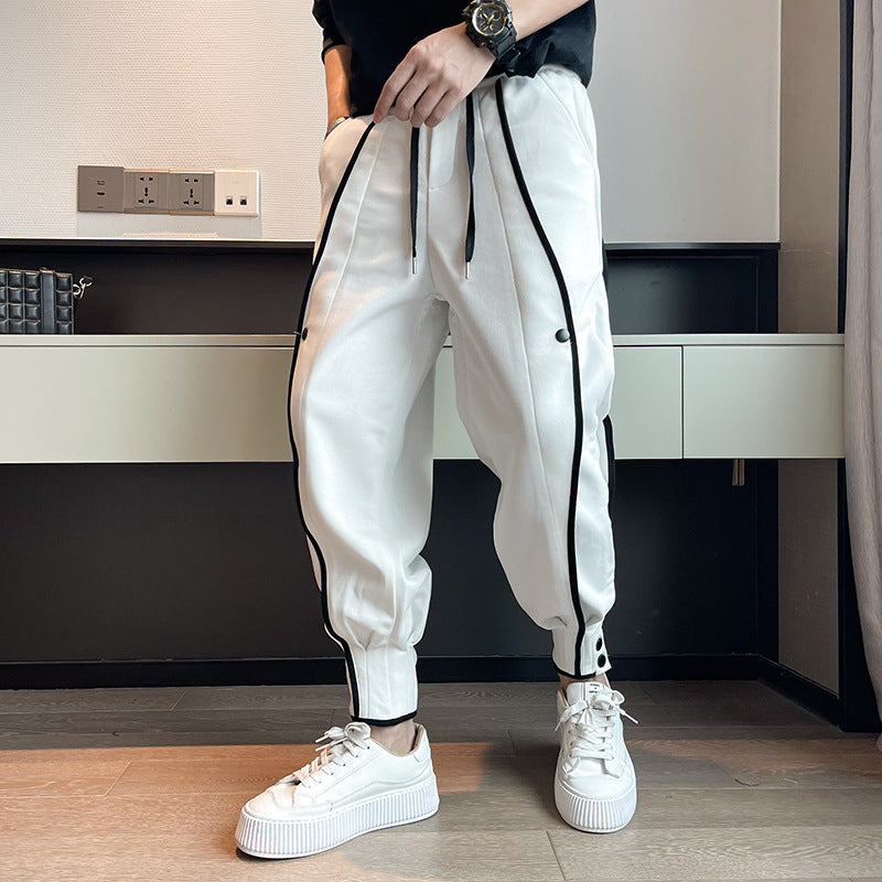 Herr Joggers Med Tapered Passform, Funktionella Fickor Och Knappar Vid Mudd