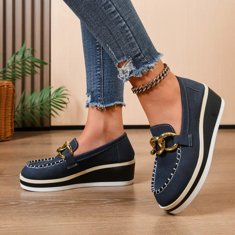 Kvinnors Slip-On Loafers med Platå, Guldkedja och Kontrastsömmar