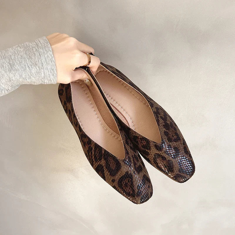 Kvinnors platta skor med leopardmönster och lågskuren design