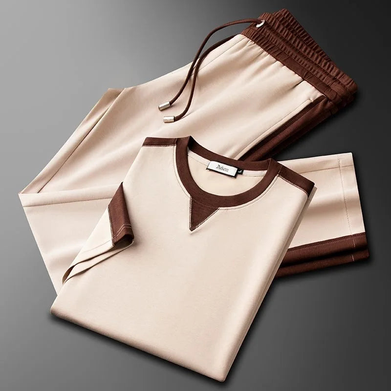 Herrloungeset Med Rund Halsringning, Kontrastdetaljer Och Dragskobyxor