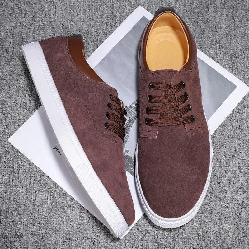 Herrsneakers I Mocka Med Snörning Och Läderfoder
