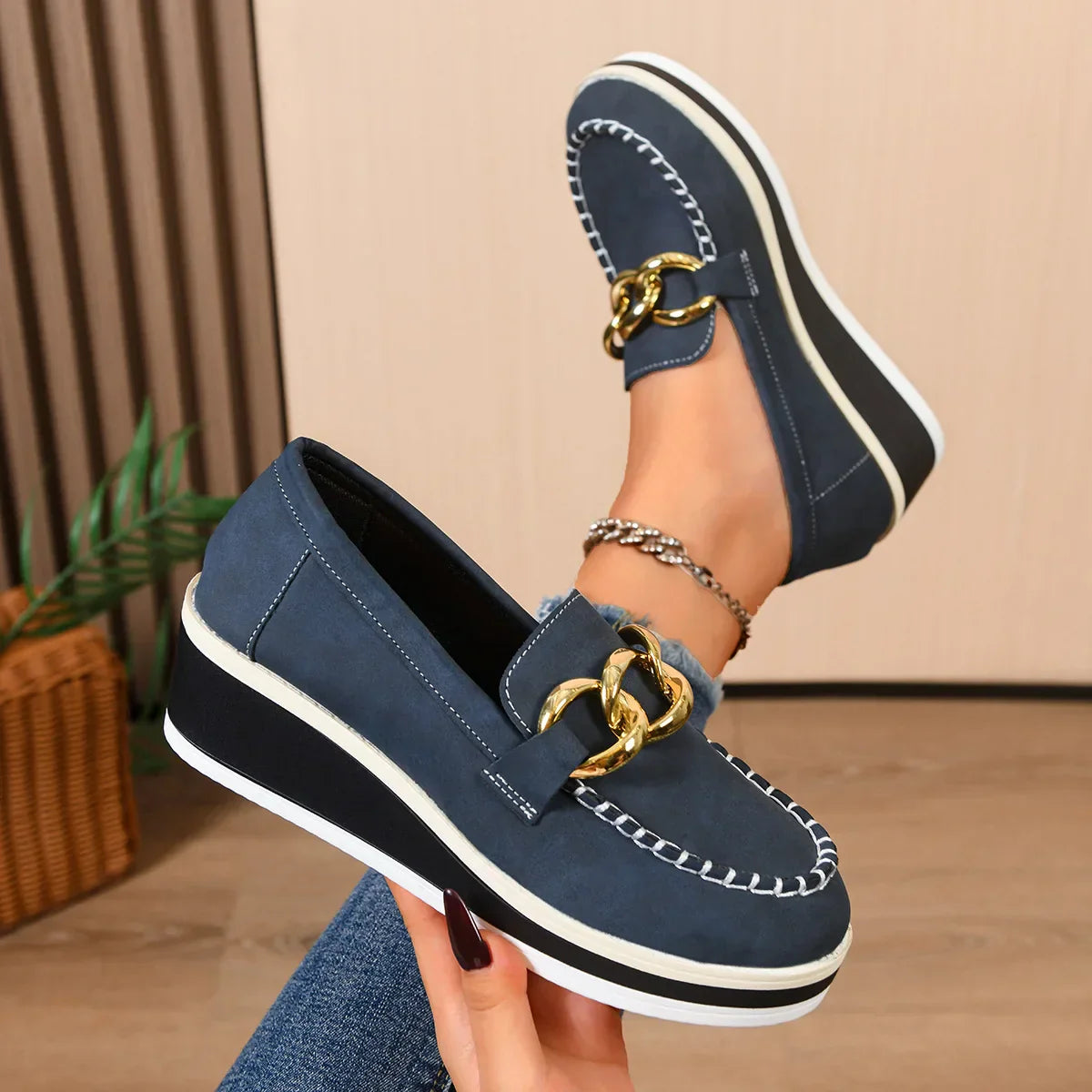 Kvinnors Slip-On Loafers med Platå, Guldkedja och Kontrastsömmar