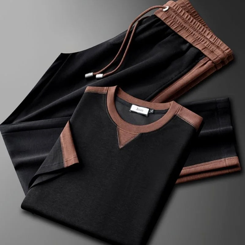 Herrloungeset Med Rund Halsringning, Kontrastdetaljer Och Dragskobyxor