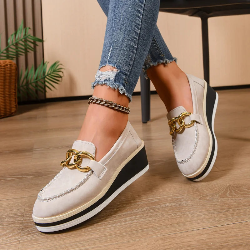 Kvinnors Slip-On Loafers med Platå, Guldkedja och Kontrastsömmar