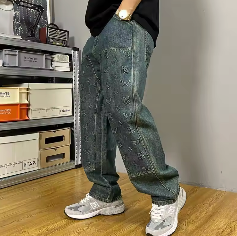 Herrjeans Lös Passform Broderad Monogram Fjäril Mellanhög