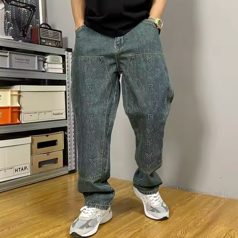 Herrjeans Lös Passform Broderad Monogram Fjäril Mellanhög